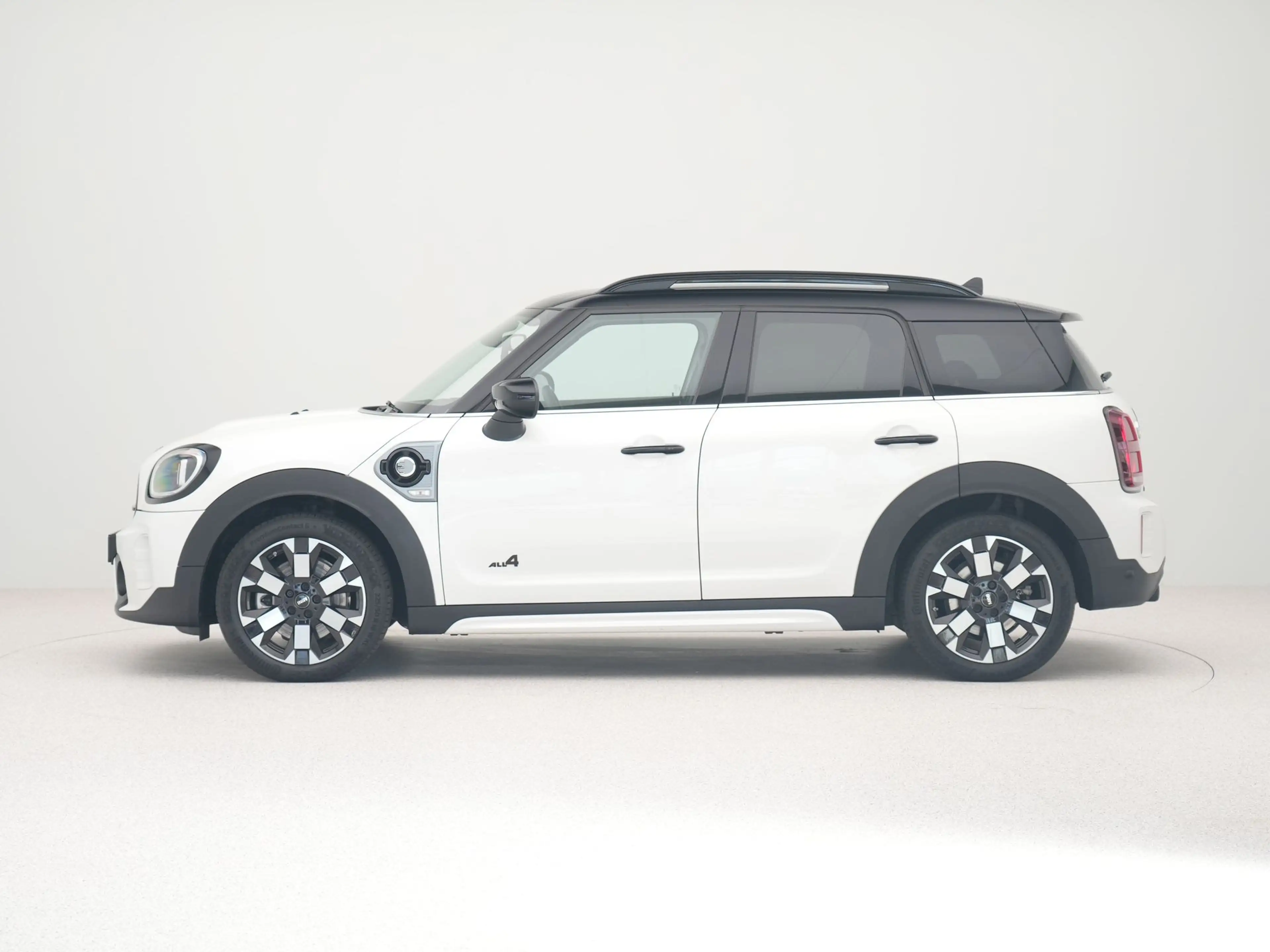 MINI Cooper SE Countryman ALL4 Untamed Edition — photo 11