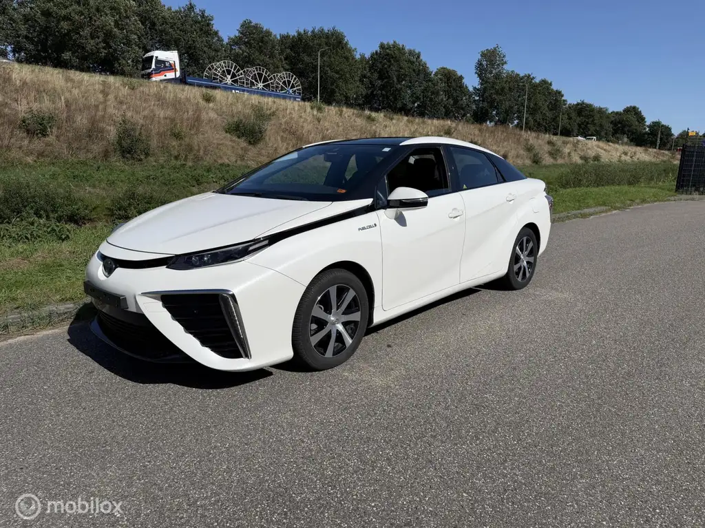 Toyota Mirai 2017 из Европы — купить под ключ