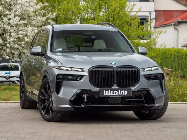 BMW X7 view 3