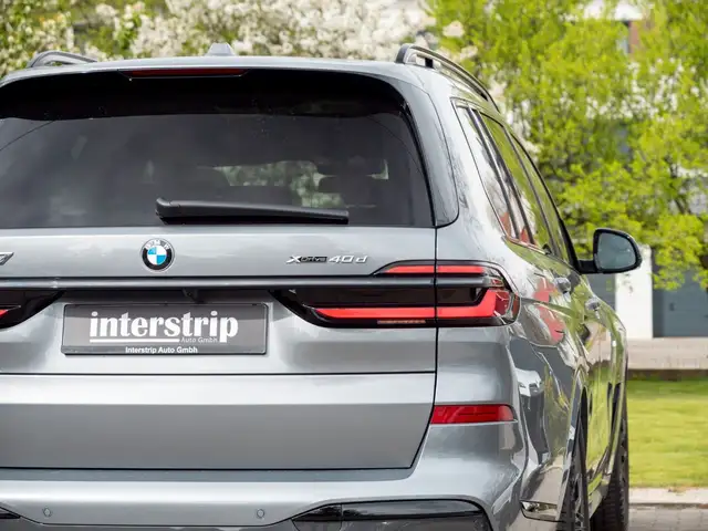 BMW X7 view 8