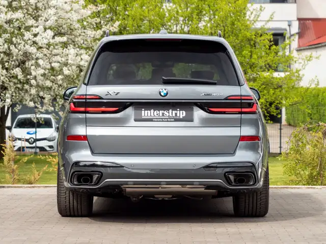 BMW X7 view 5