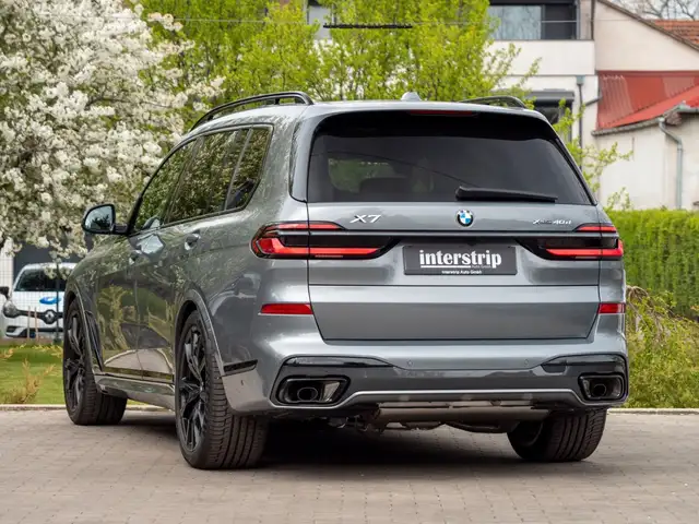 BMW X7 view 4