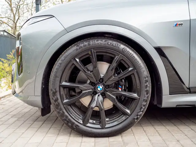 BMW X7 view 9