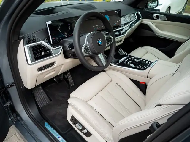 BMW X7 view 11