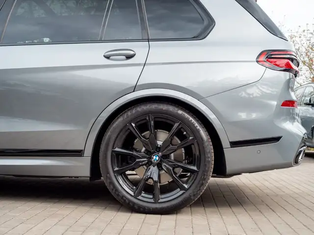 BMW X7 view 10