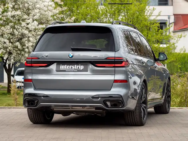 BMW X7 view 6