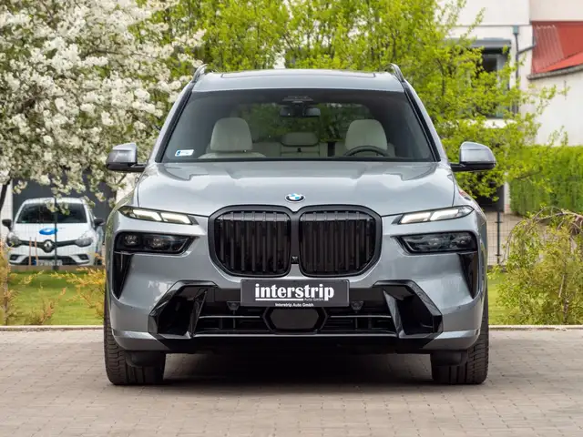 BMW X7 view 2