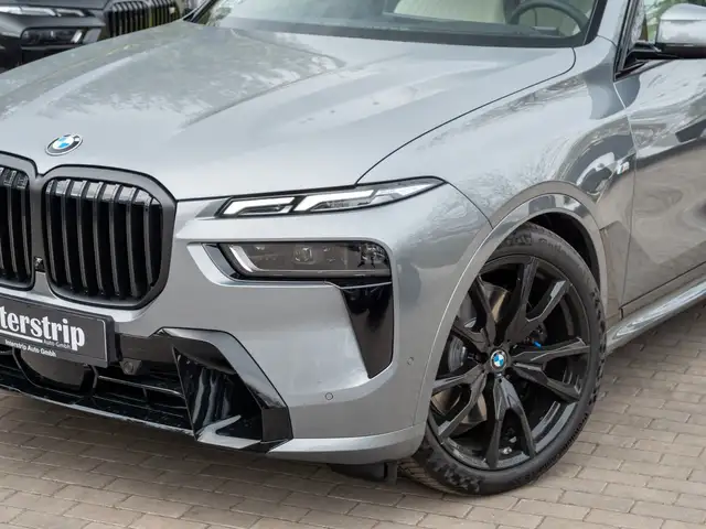 BMW X7 view 7