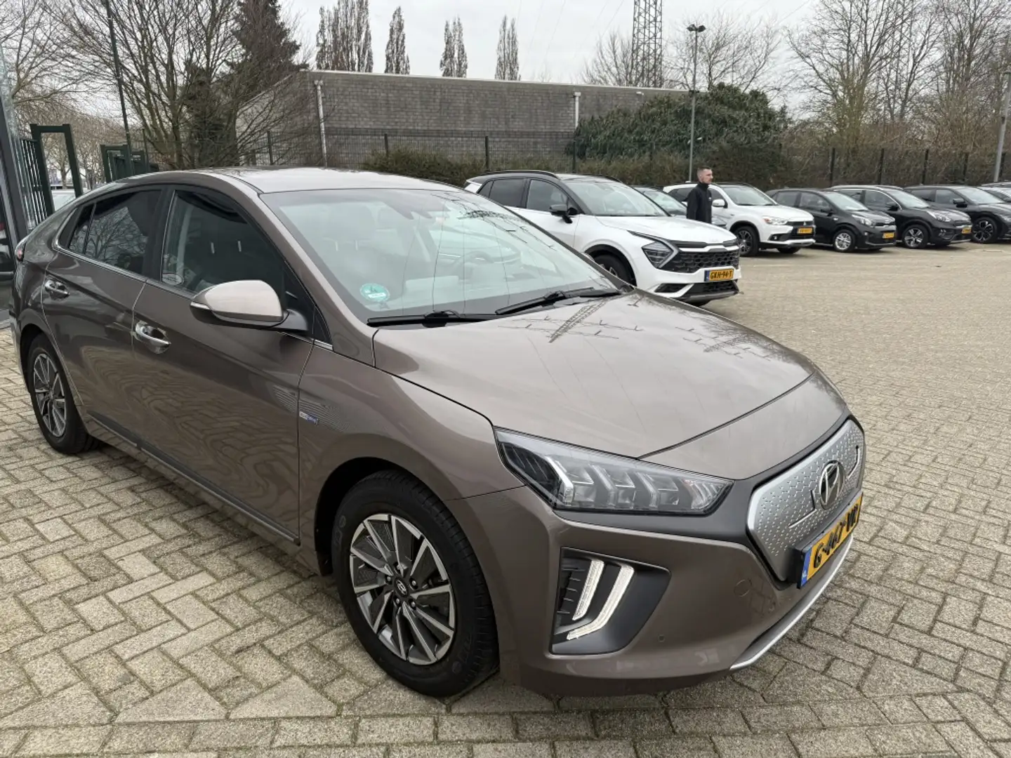 Hyundai IONIQ Premium EV 38 kWh 136PK - MEEST COMPLETE UITVOERIN Bruin - 2