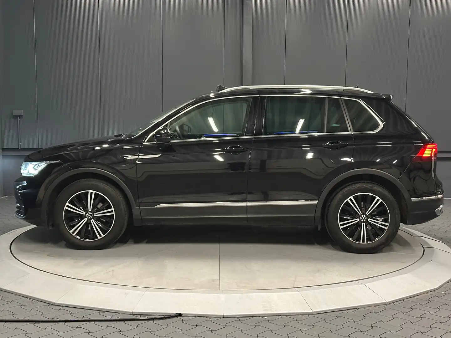 Volkswagen Tiguan 2.0 TDI DSG Elegance*PANORAMA*MATRIX*KAMERA*Massag Czarny - 2