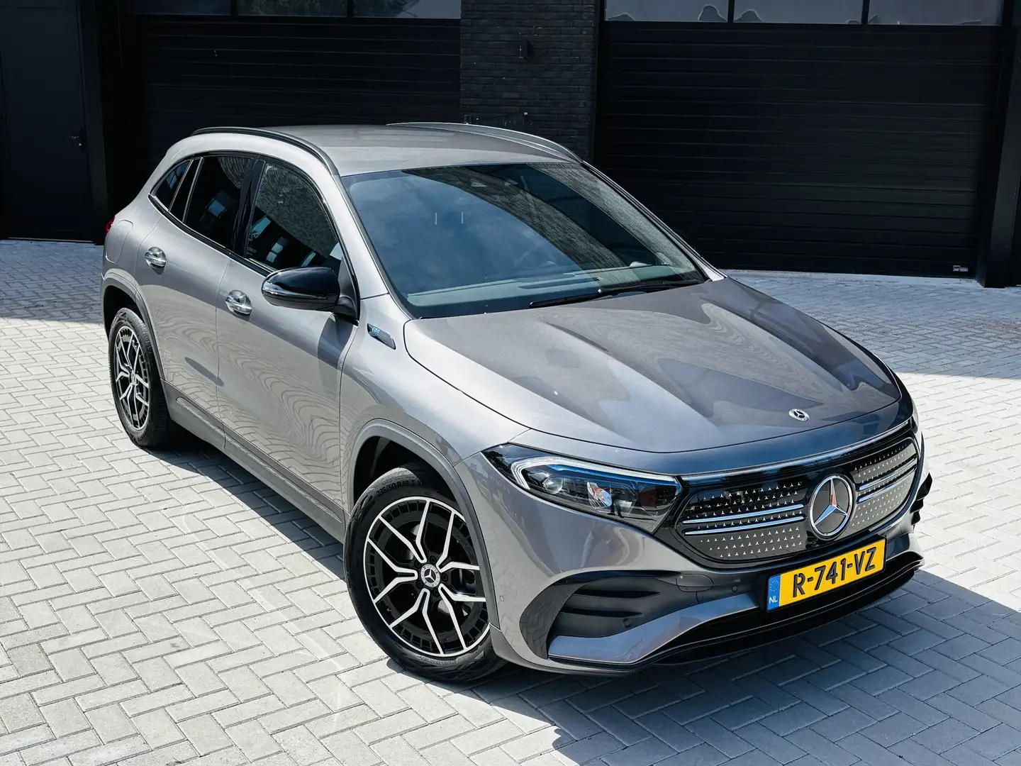 Mercedes-Benz EQA 250 AMG Line 67 kWh/  Trekhaak / Stoelverwarming / Nav Grijs - 2