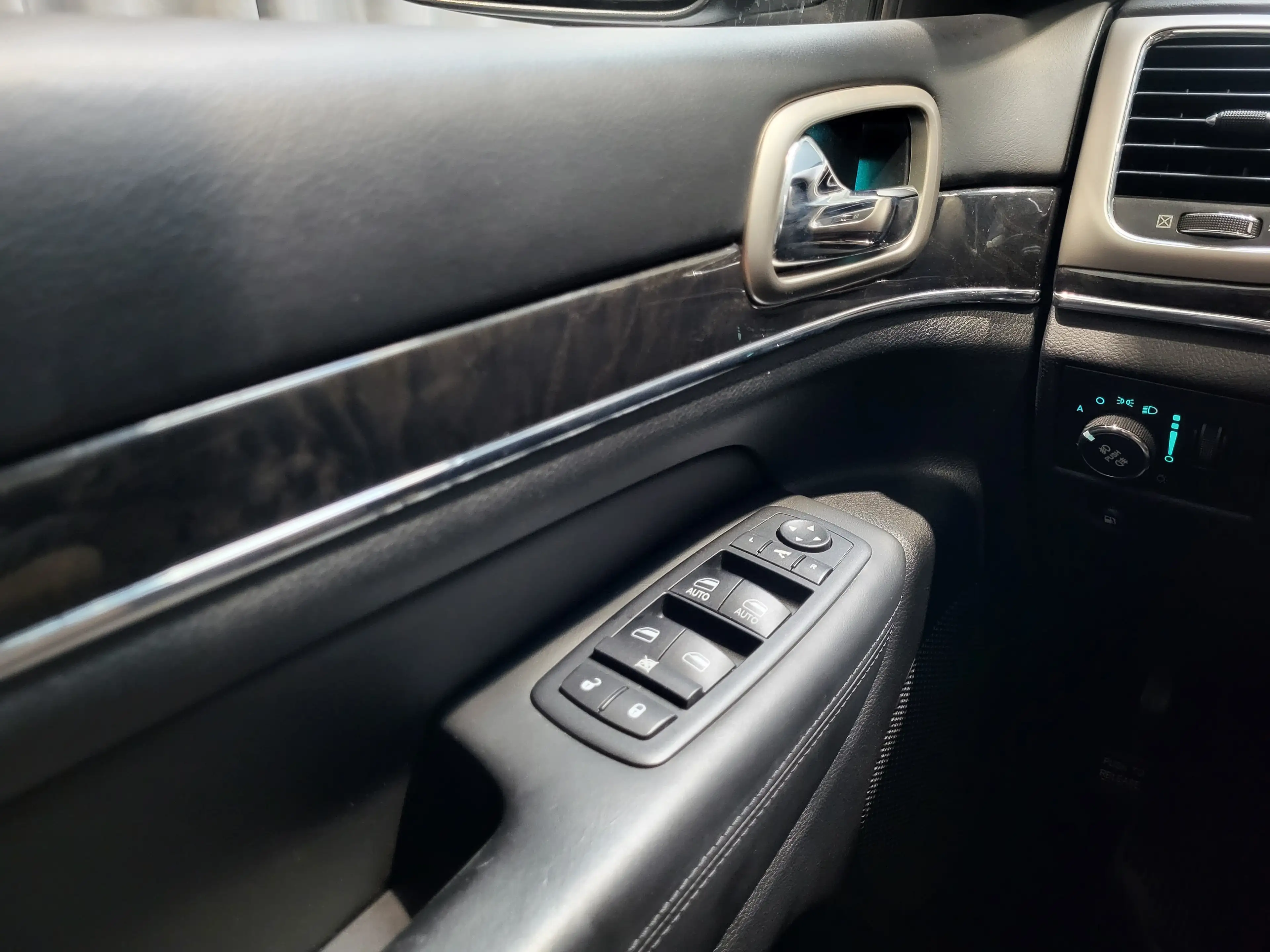 Jeep Grand Cherokee 3.0 CRD Overland *TOP Ausstattung* — photo 15