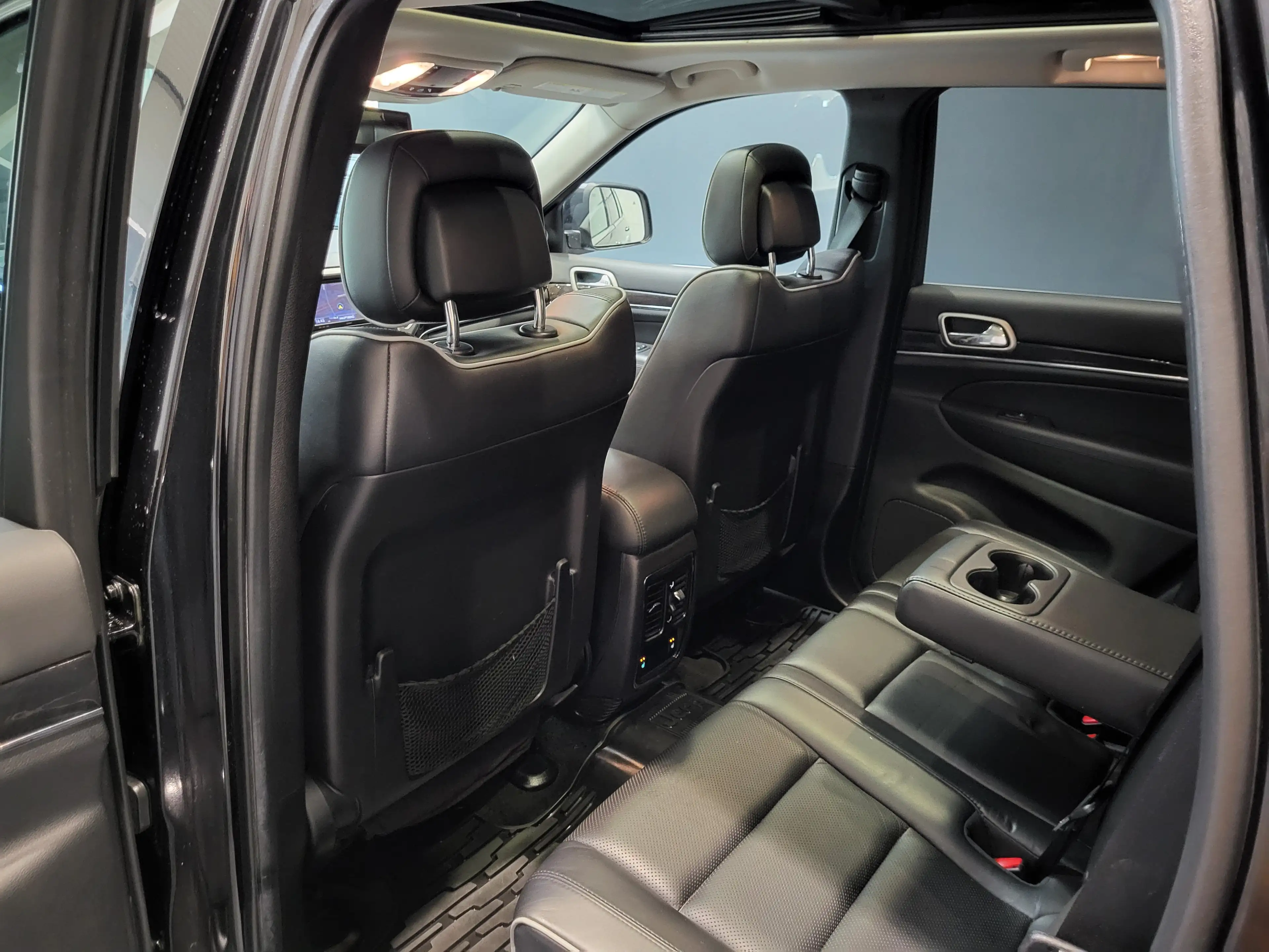 Jeep Grand Cherokee 3.0 CRD Overland *TOP Ausstattung* — photo 9
