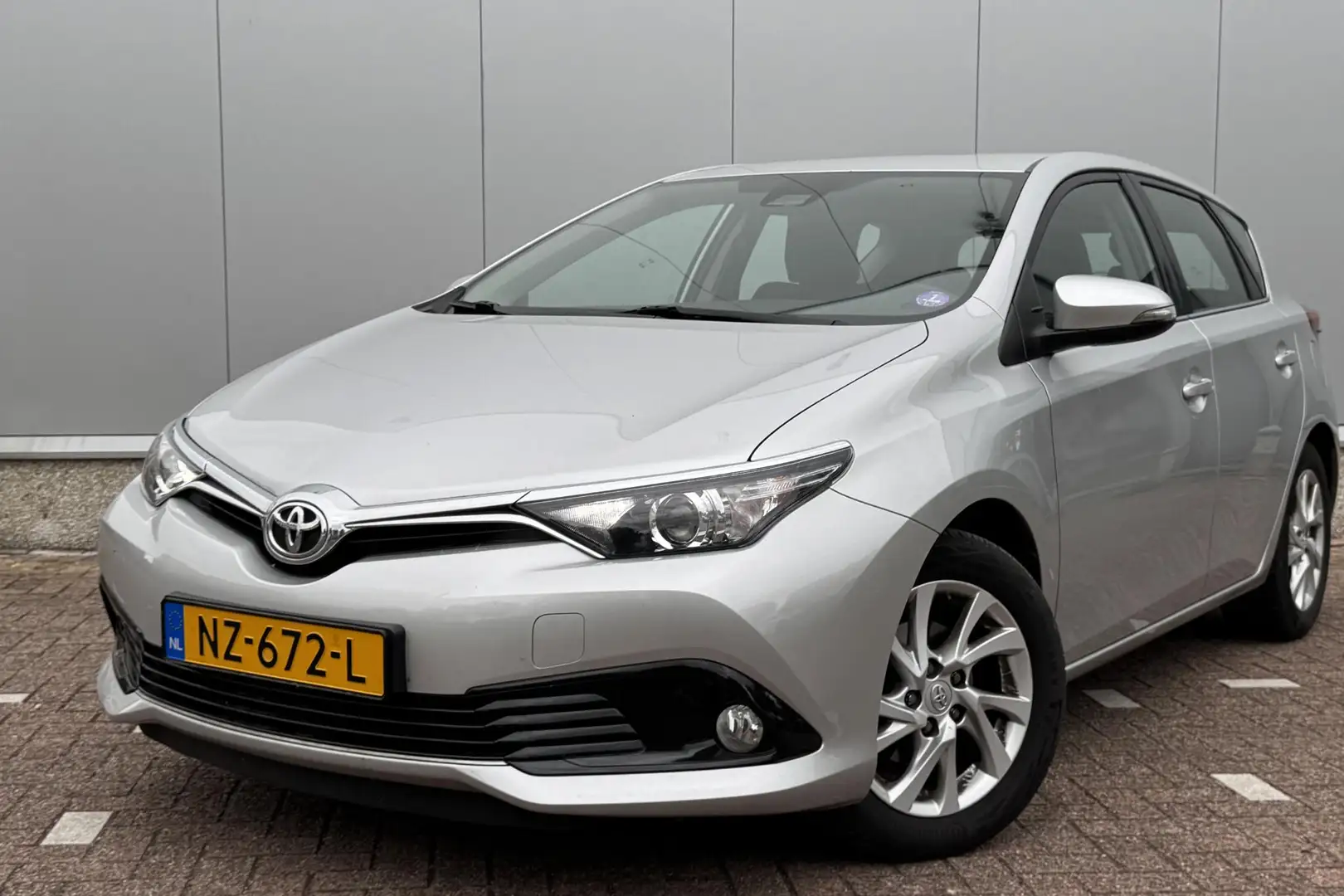 Toyota Auris 1.3 Aspiration Trekhaak, Navigatie, Achteruitrijca Grijs - 2