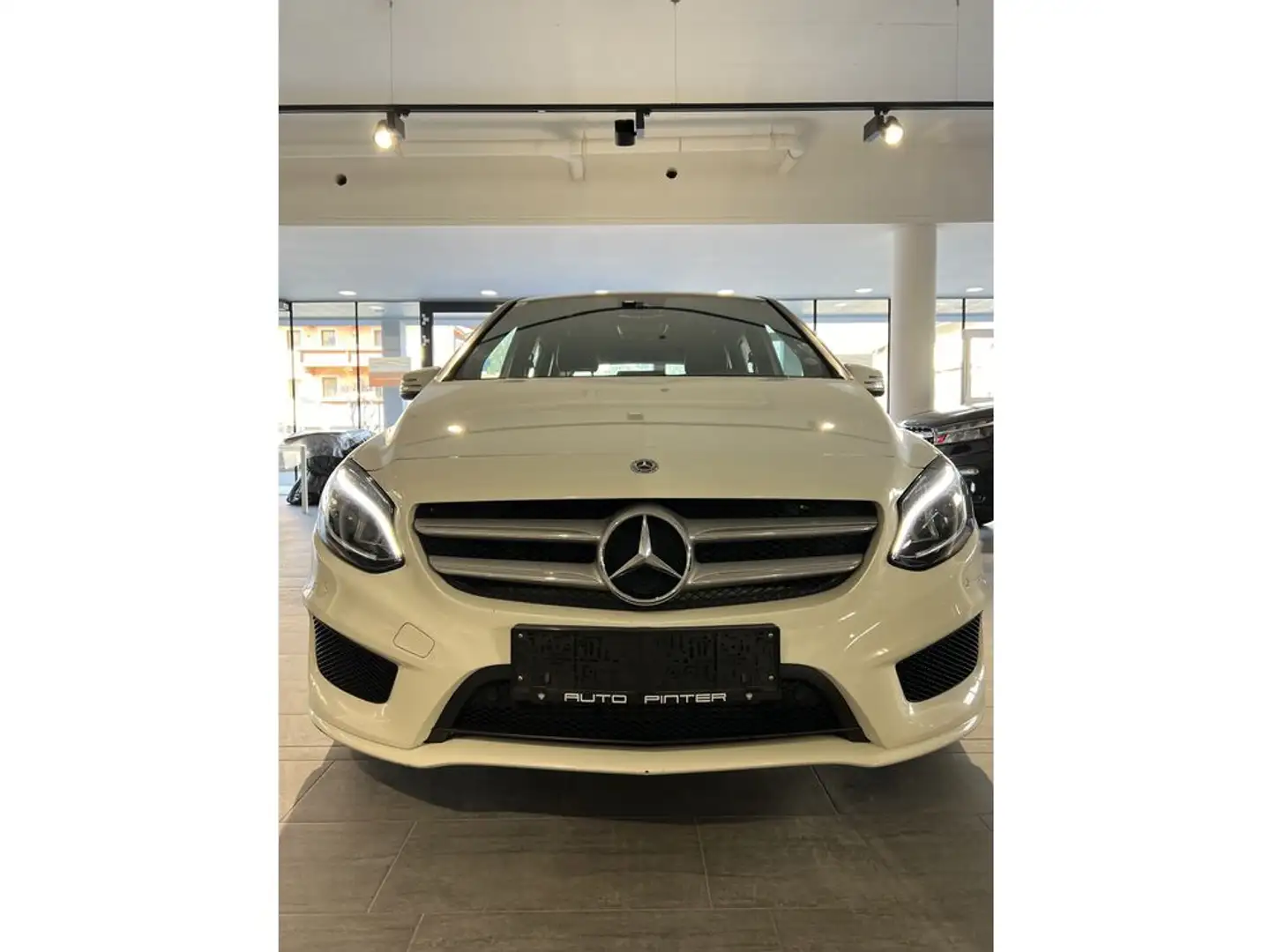 Mercedes-Benz B 180 Benzin Privatverkauf  AMG Line Weiß - 1