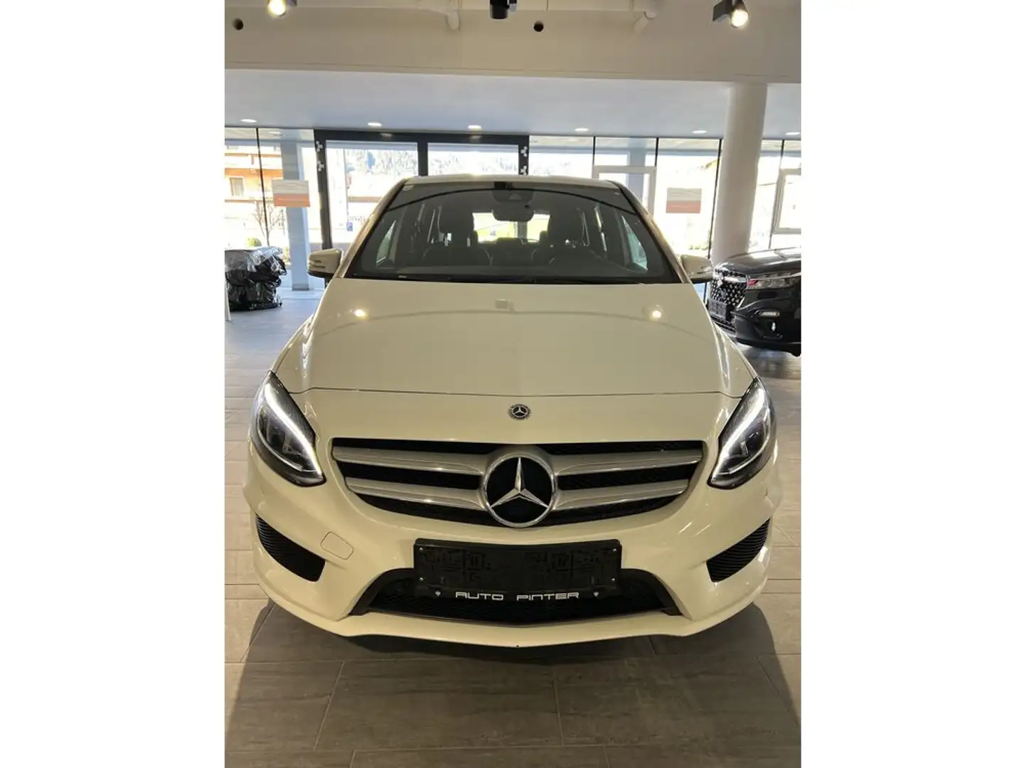 Mercedes-Benz B 180 Benzin Privatverkauf  AMG Line Weiß - 2