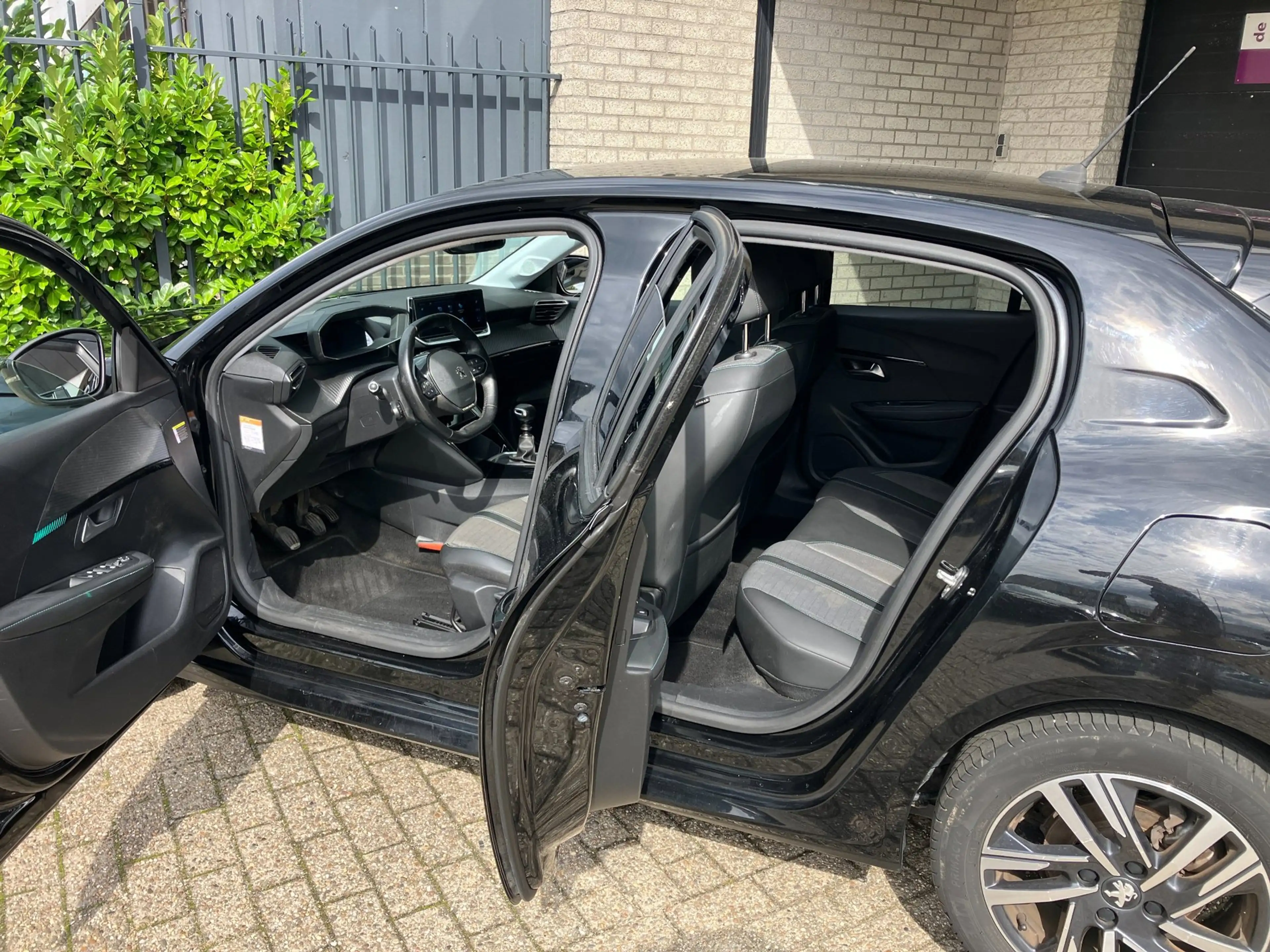 Peugeot 208 1.5 BlueHDi Blue Lease Allure / CLIMA / CAMERA / V — photo 2