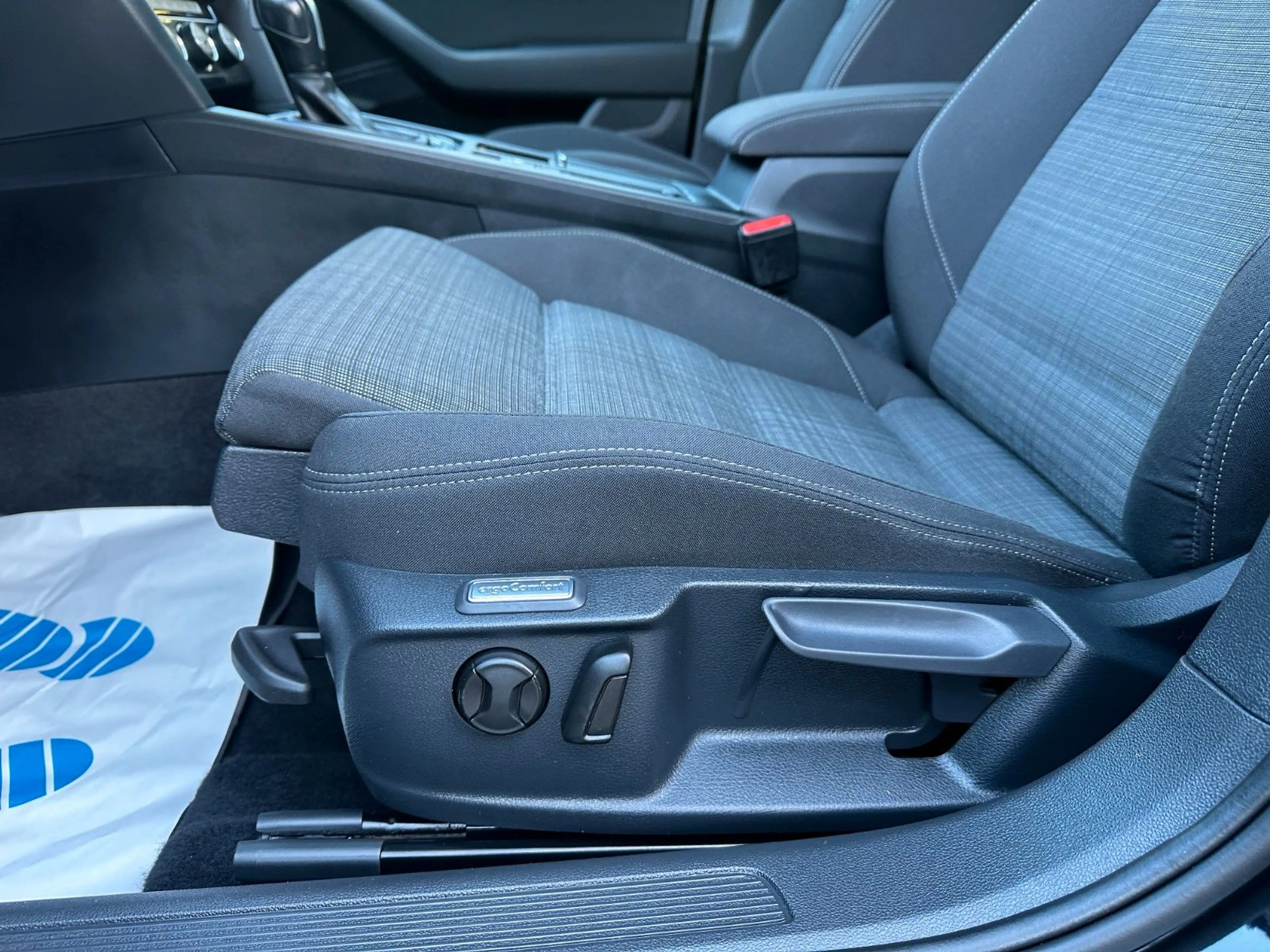 Volkswagen Passat Variant Business DSG ACC SHZ AHK — photo 15