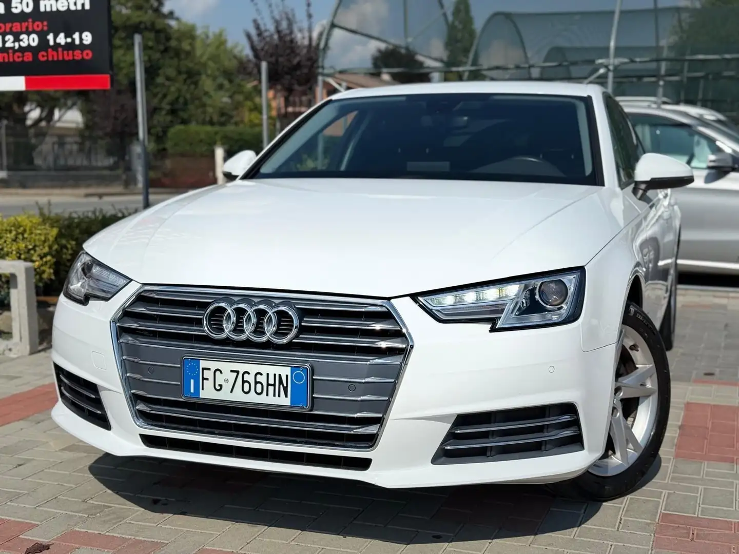 Audi A4 A4 2.0 TDI 150 CV ultra Sport Bianco - 1