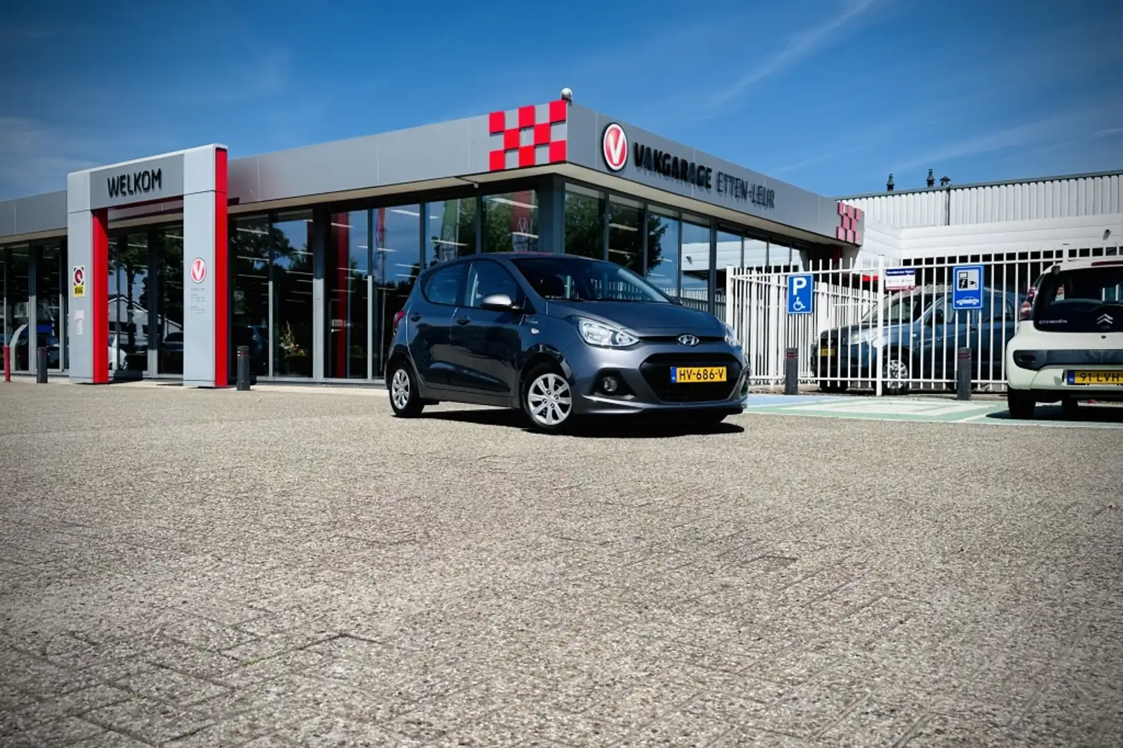 Hyundai i10 1.0i i-Motion Comfort / CLIMA / CRUISE Grau - 2