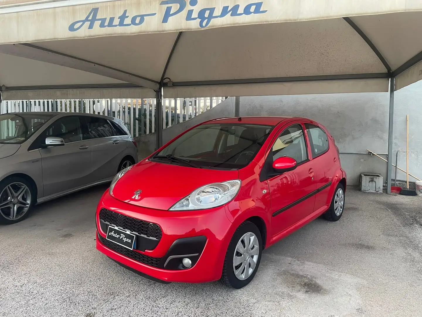 Peugeot 107 107 2012 5p 1.0 12v Active 2tronic Rouge - 1
