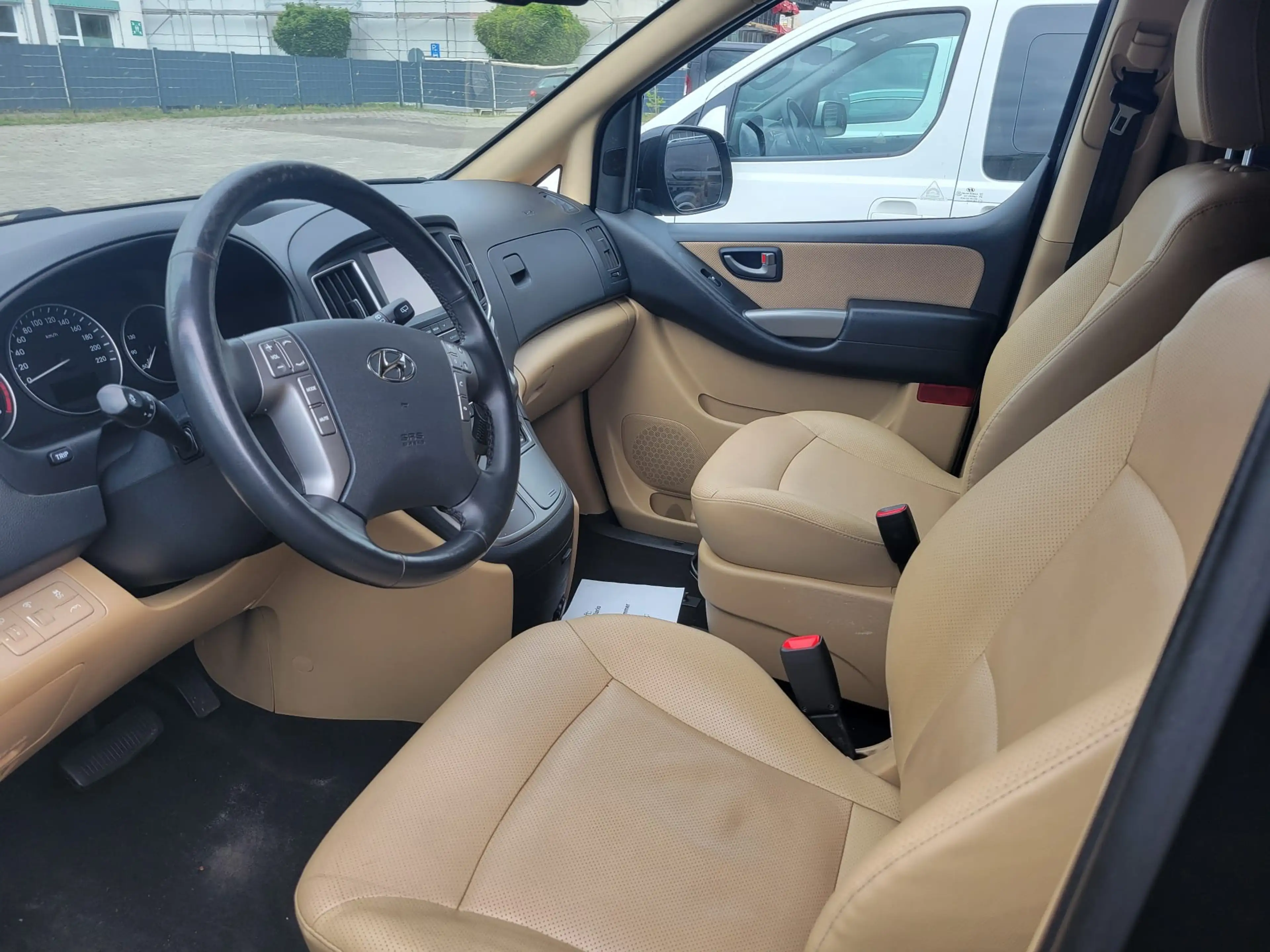 Hyundai H-1 2.5 CRDi Travel KAMERA/TEMP/AHK/NAV/FACELIFT — photo 3
