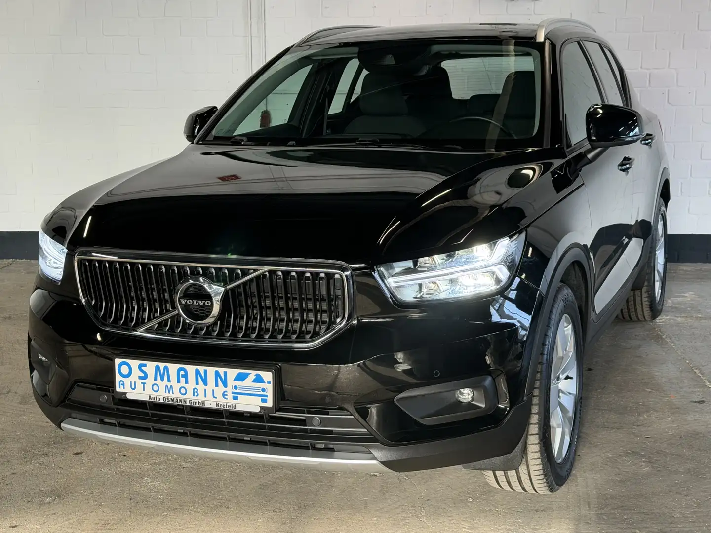 Volvo XC40 T2 Momentum Pro   Winter-Paket   CarPlay Noir - 1