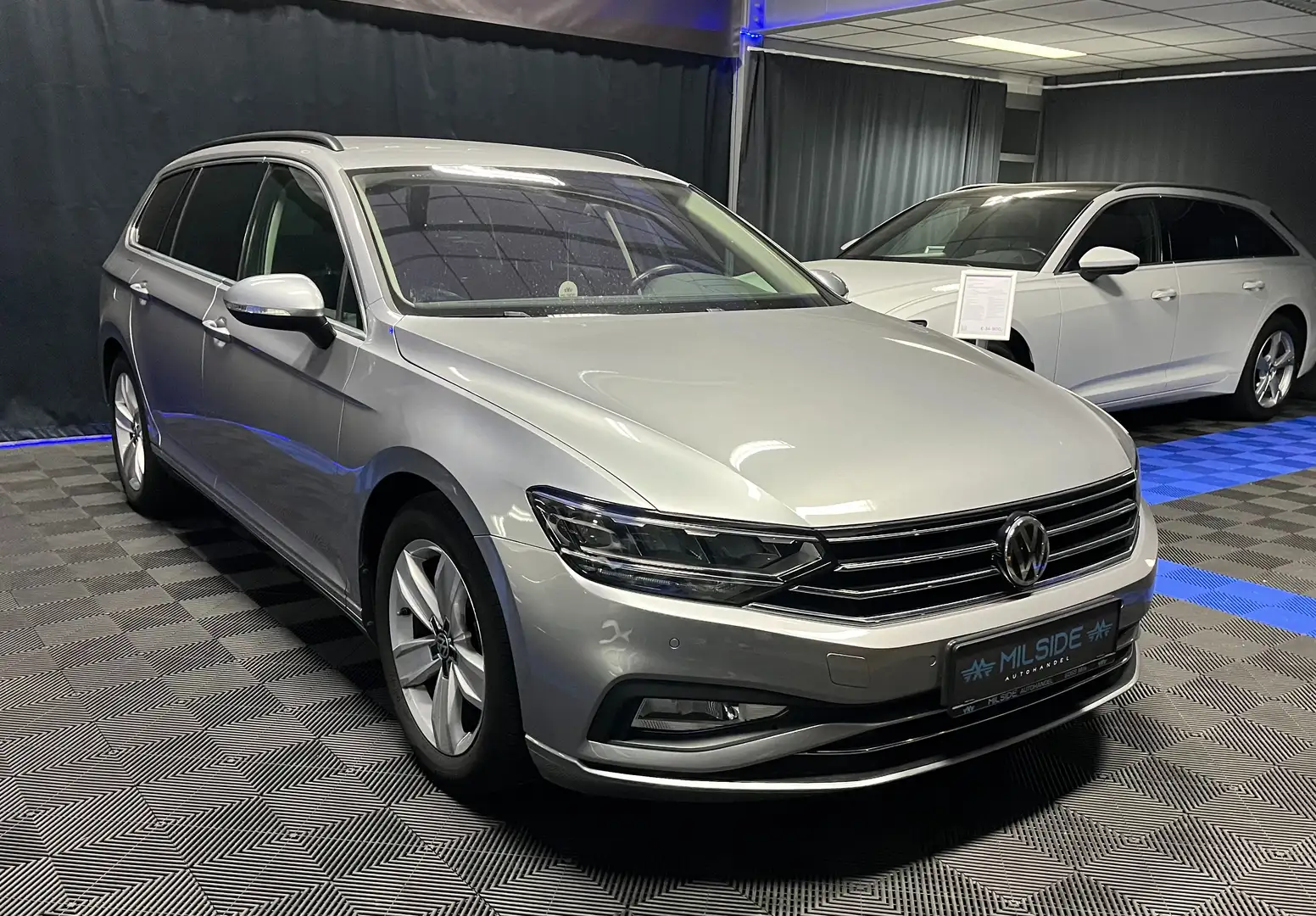 Volkswagen Passat DSG, 4-Motion, HuD, R-Line-Sport, Ambiente, Assist Silber - 2