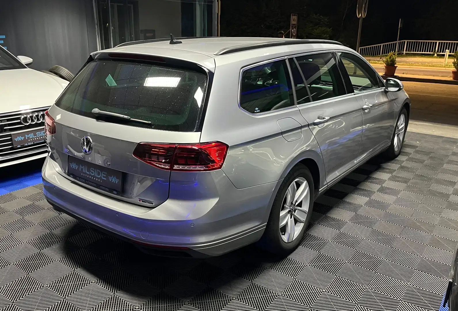 Volkswagen Passat DSG, 4-Motion, HuD, R-Line-Sport, Ambiente, Assist Silber - 1