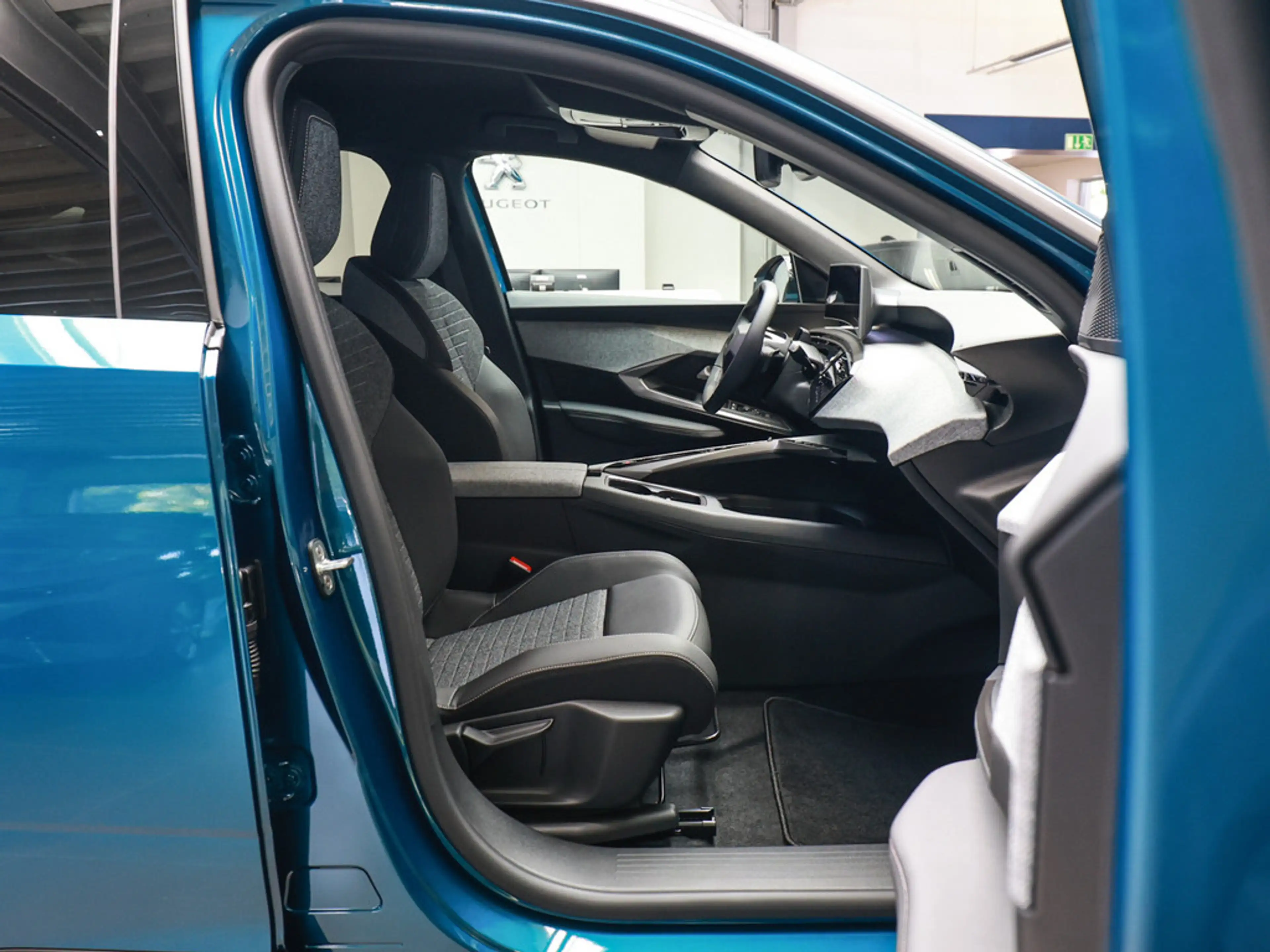 Peugeot 3008 Allure Business HYBRID 145 e-DSC6 ACC — photo 4