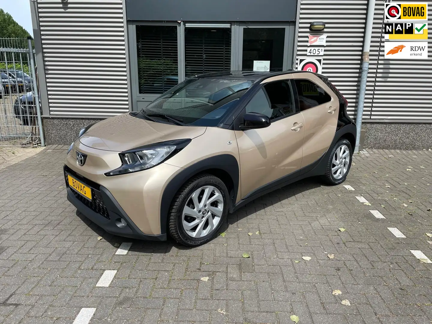 Toyota Aygo X 1.0 VVT-i MT Play Pulse Camera Carplay 17 inch LM - 1