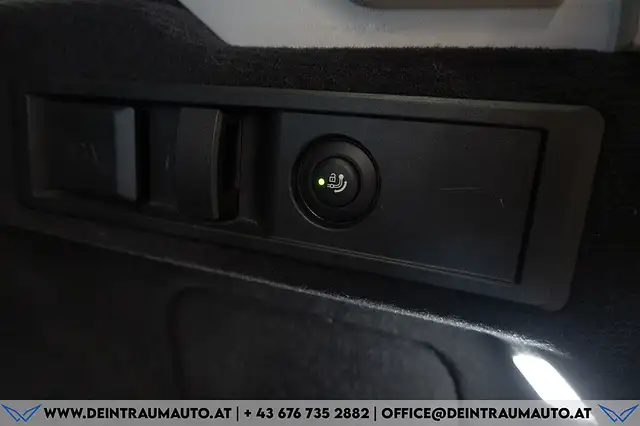 BMW 3 Series view 10