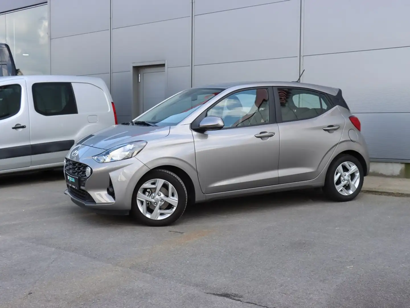 Hyundai i10 1.0 NAVIGATIE|CAMERA|AIRCO|NIEUWSTAAT| Grijs - 2