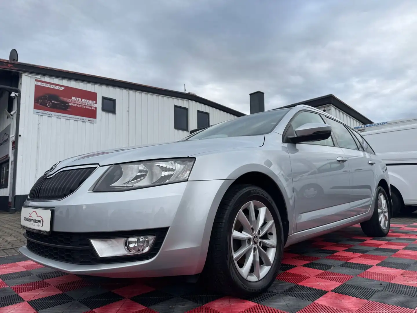 Skoda Octavia 1,6 TDI Combi Elegance*Hill-Holder* Silber - 1