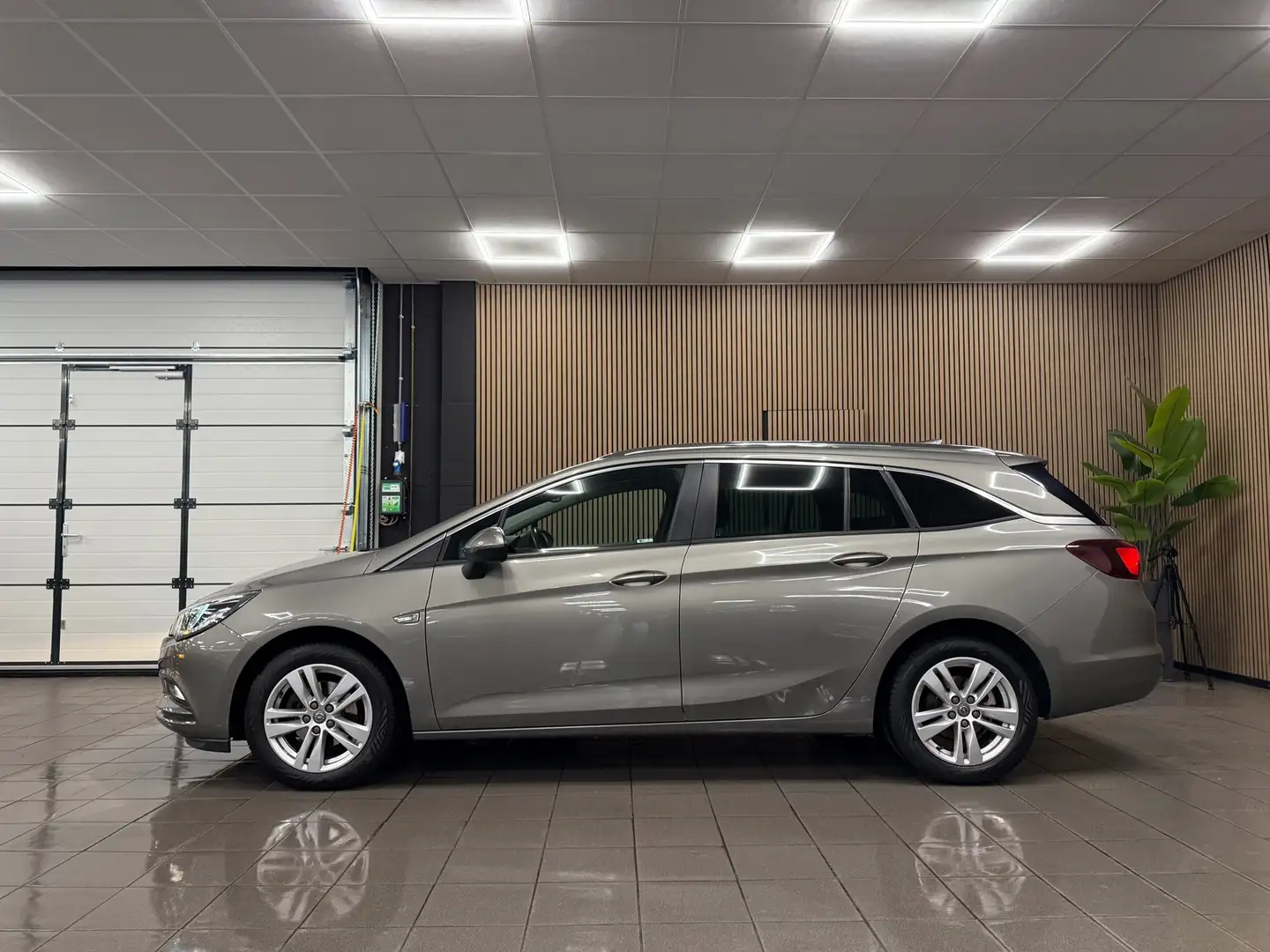 Opel Astra Sports Tourer 1.4 Business+ * Navigatie / Camera / Gris - 2
