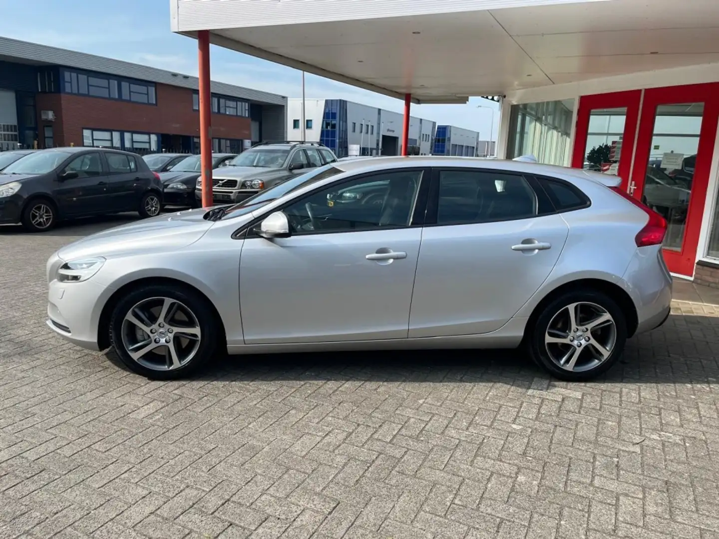 Volvo V40 1.5 T2 122PK Automaat Momentum LED/NAVI/ACHTERUITR Grijs - 2