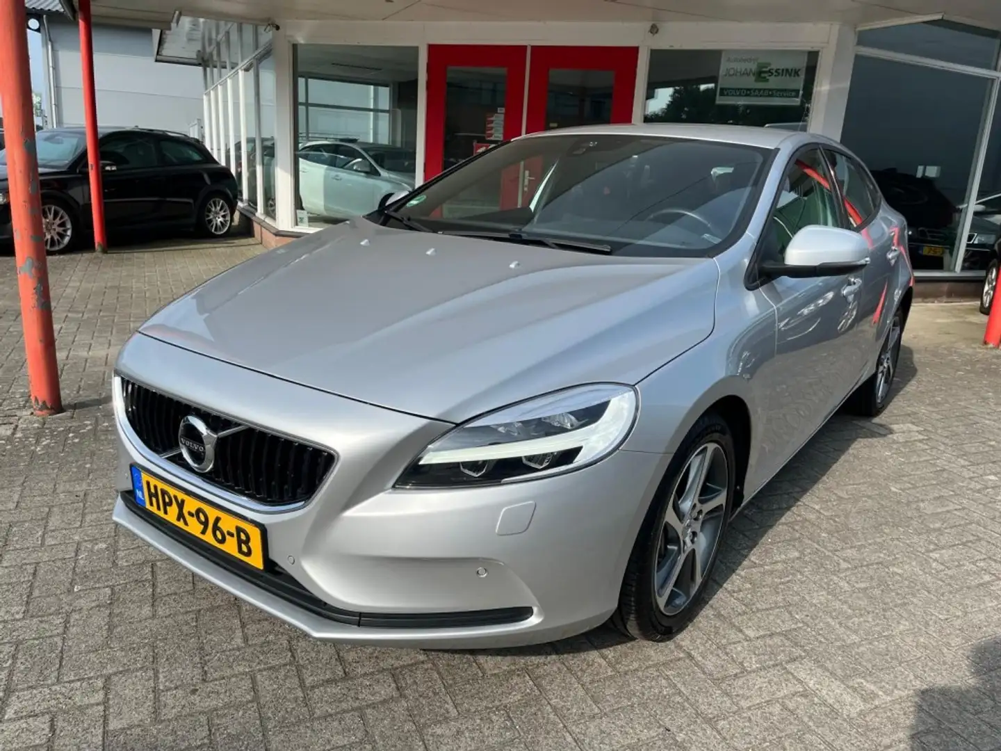 Volvo V40 1.5 T2 122PK Automaat Momentum LED/NAVI/ACHTERUITR Grijs - 1