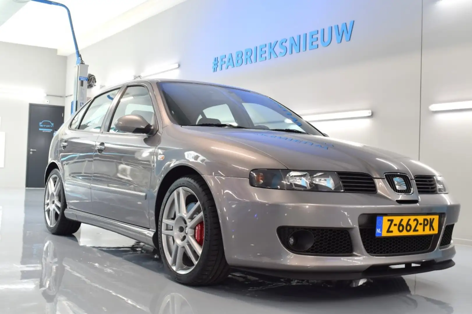 SEAT Leon R Grijs - 1
