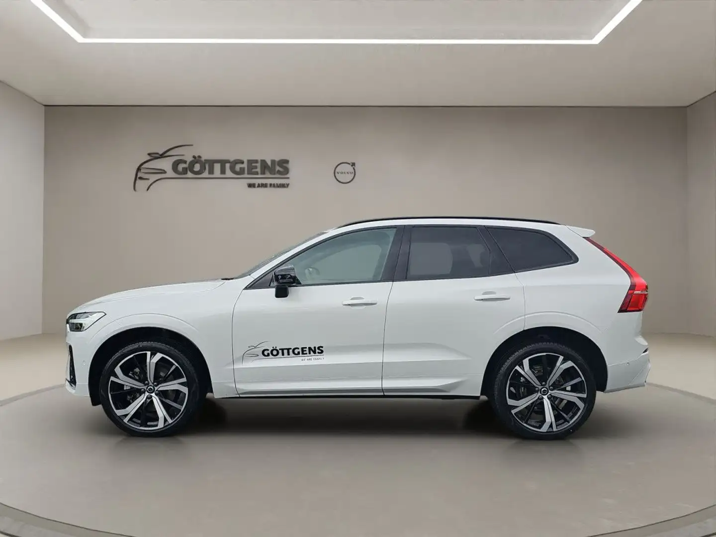 Volvo XC60 B5 AWD Plus Dark LUFT PANO HUD LM21 360° LED Weiß - 2