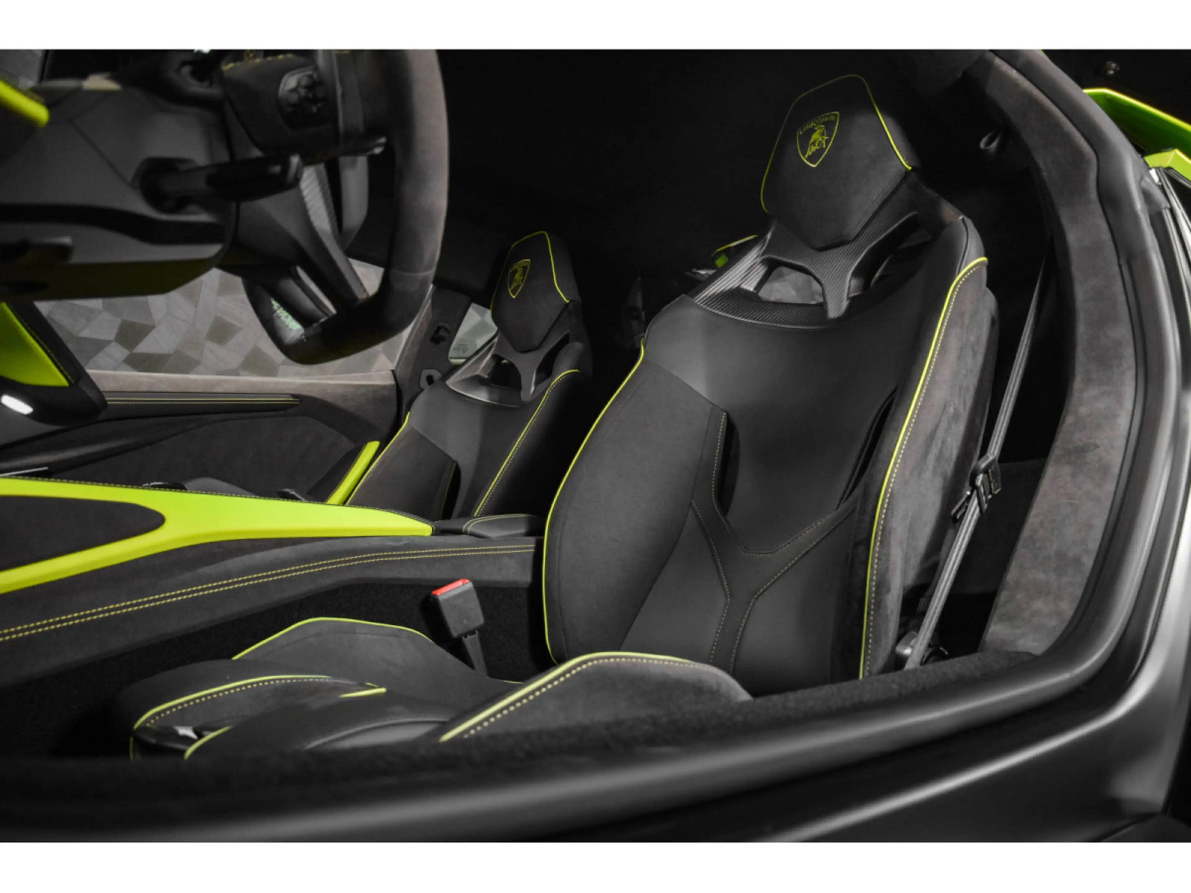 Lamborghini Revuelto AD PERSONAM - VERDE CITREA / ROSSO MARS — photo 9
