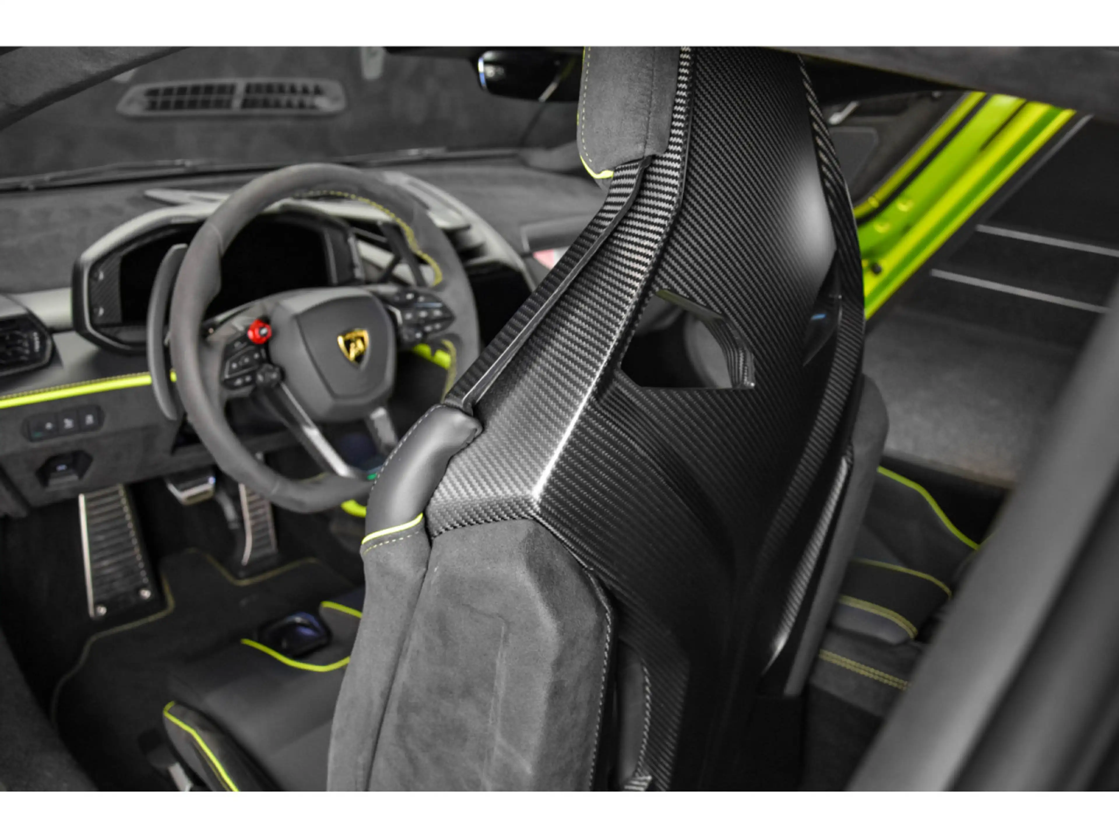 Lamborghini Revuelto AD PERSONAM - VERDE CITREA / ROSSO MARS — photo 11