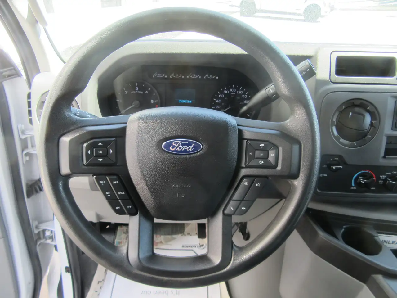 Ford E-450 Super Duty DRW снимка Ford E-450 Super Duty DRW