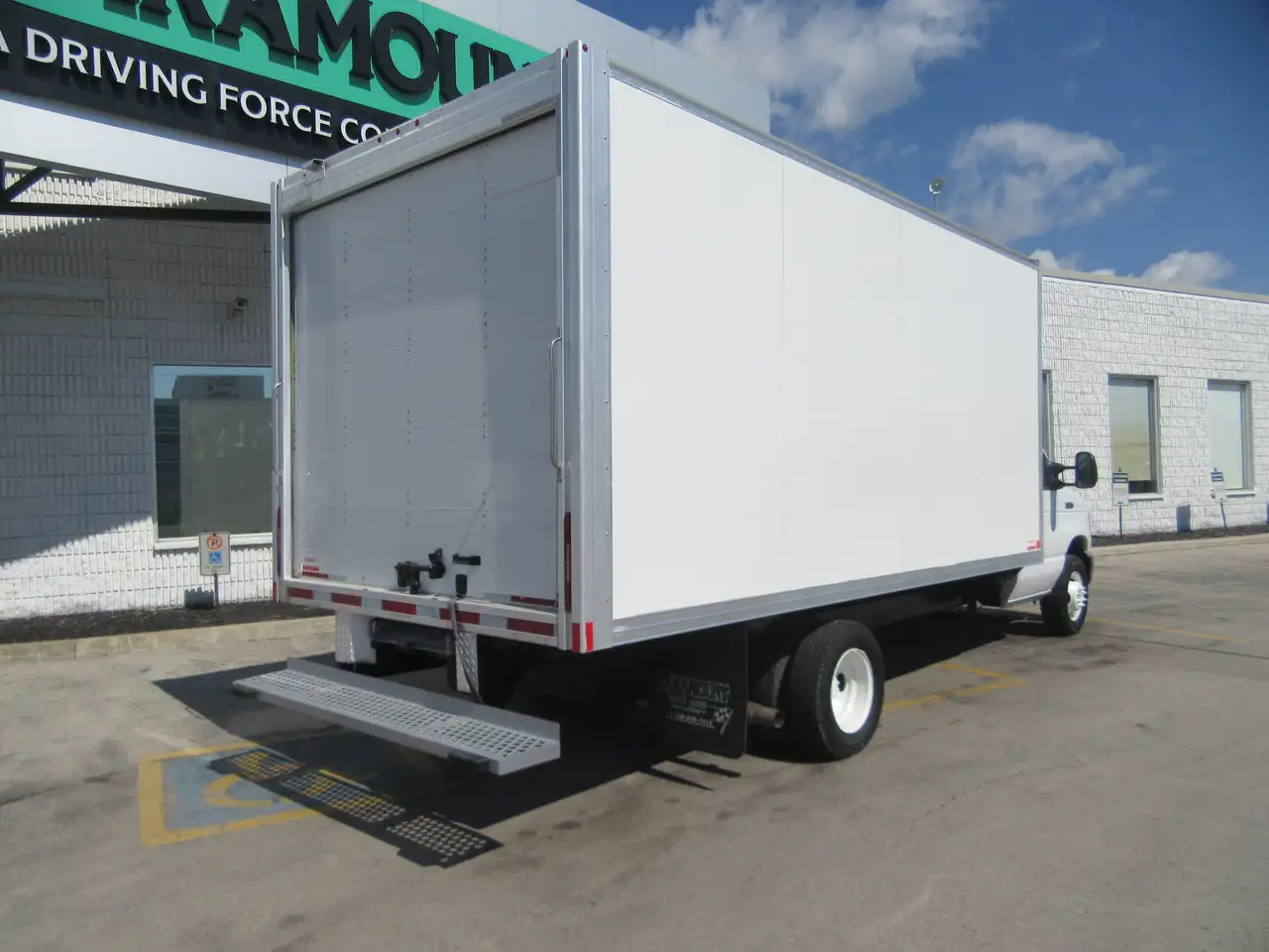 Ford E-450 Super Duty DRW снимка Ford E-450 Super Duty DRW