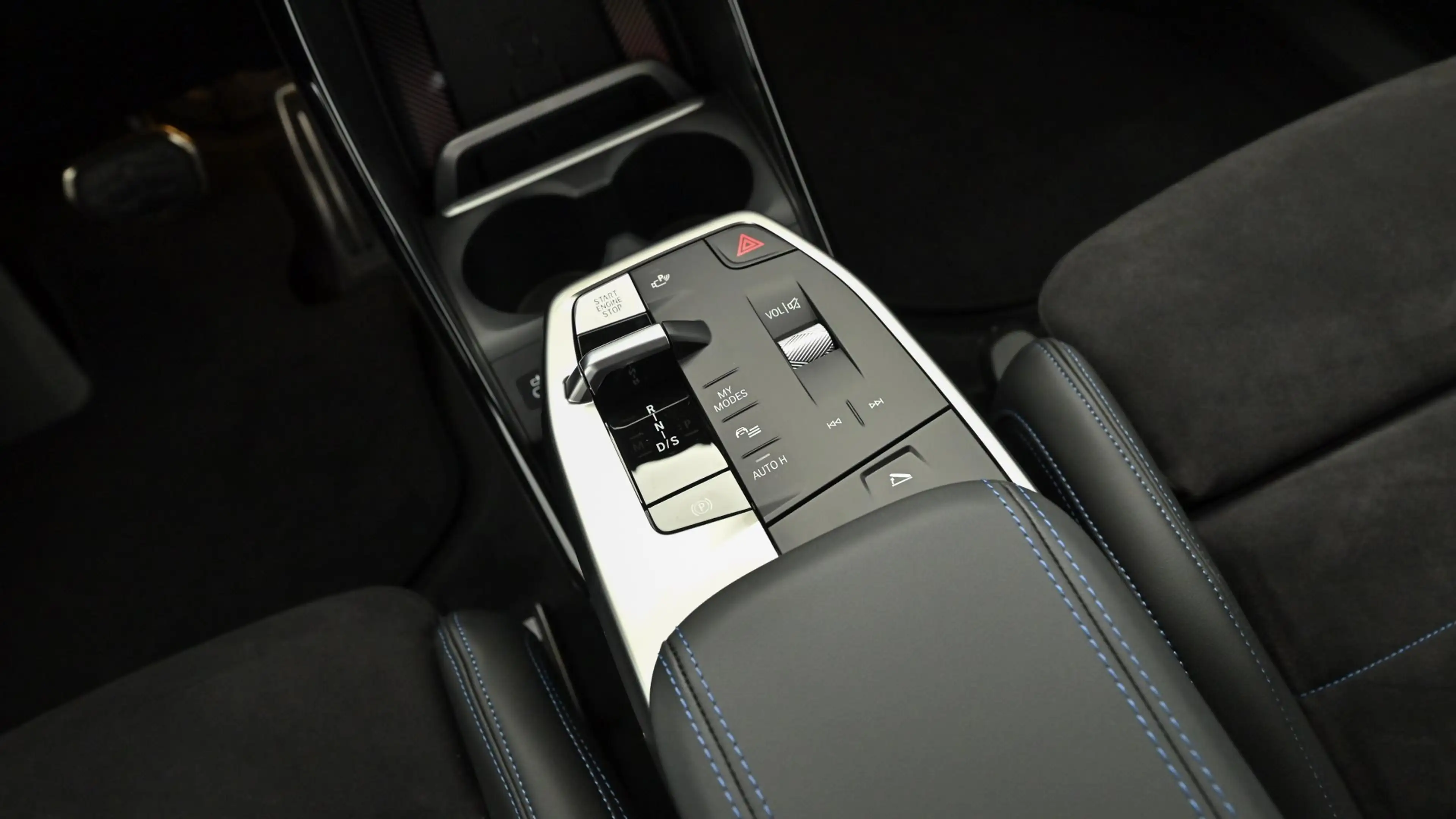 BMW 225 e xDrive — photo 11
