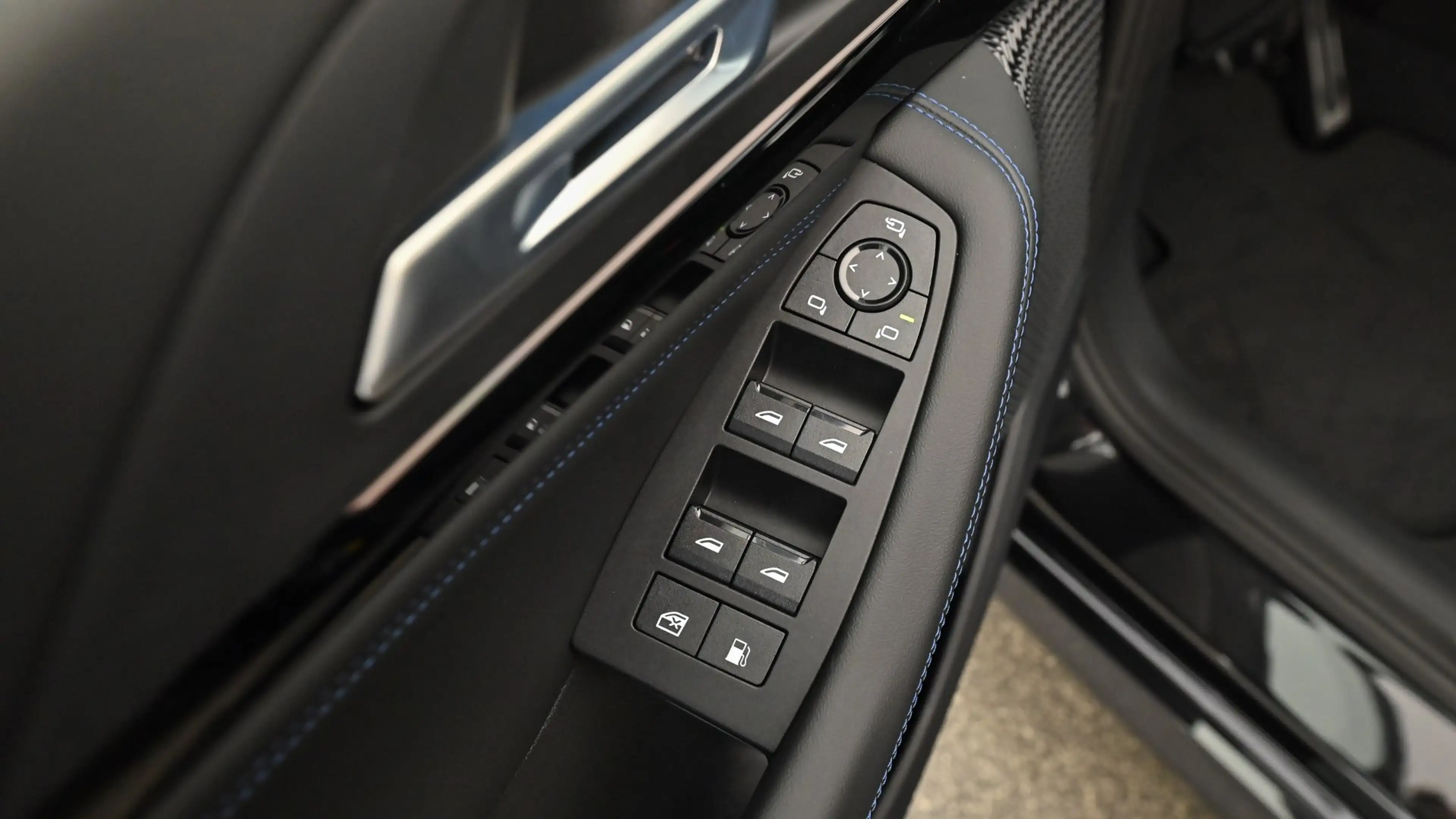 BMW 225 e xDrive — photo 12