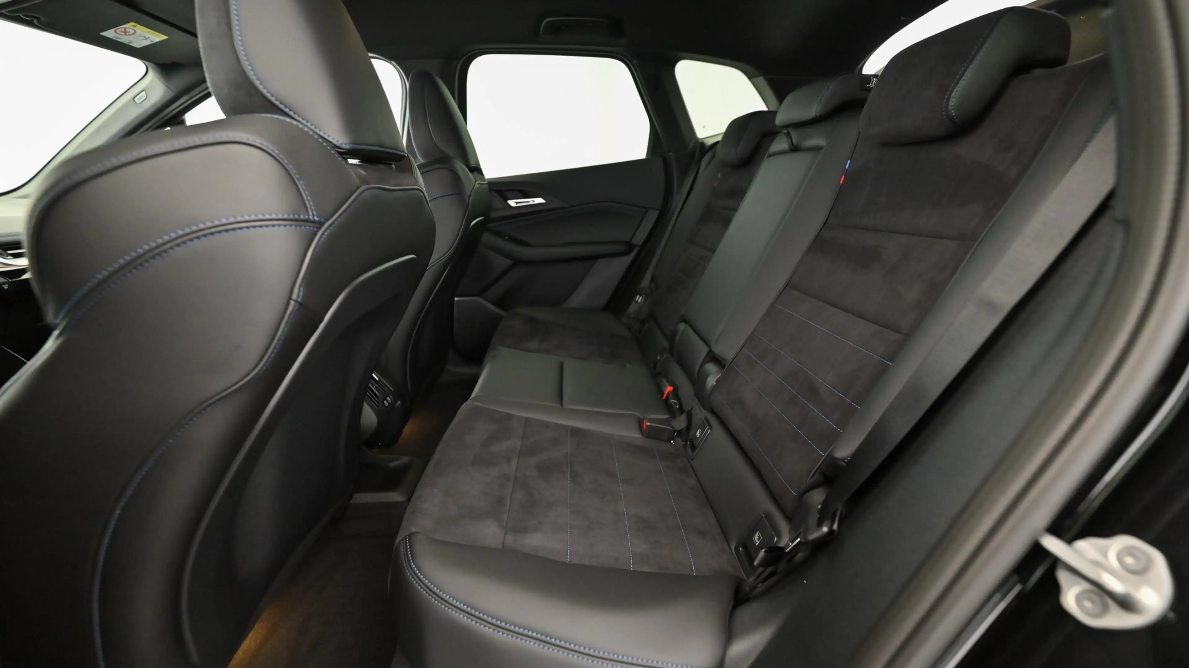 BMW 225 e xDrive — photo 7