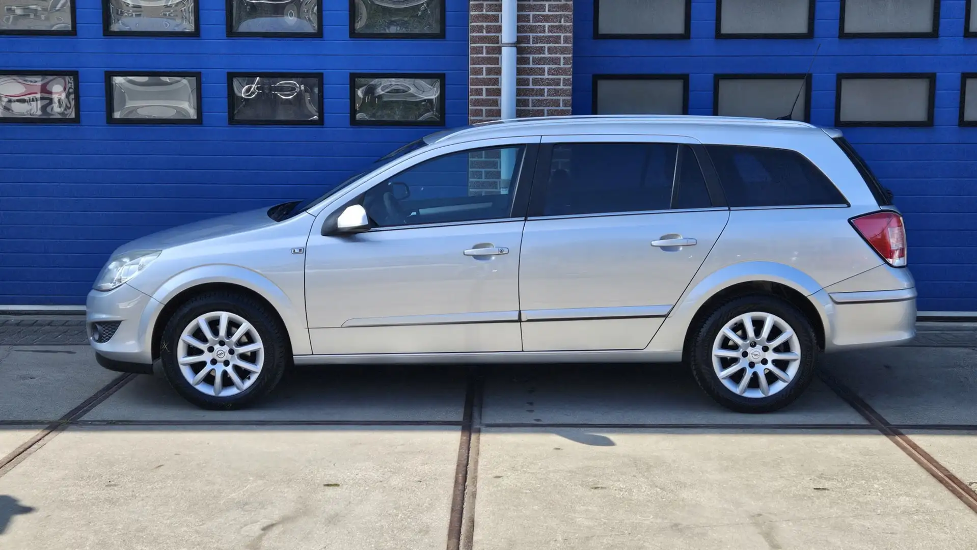 Opel Astra Wagon 1.6 Temptation *airco* navigatie Grijs - 2