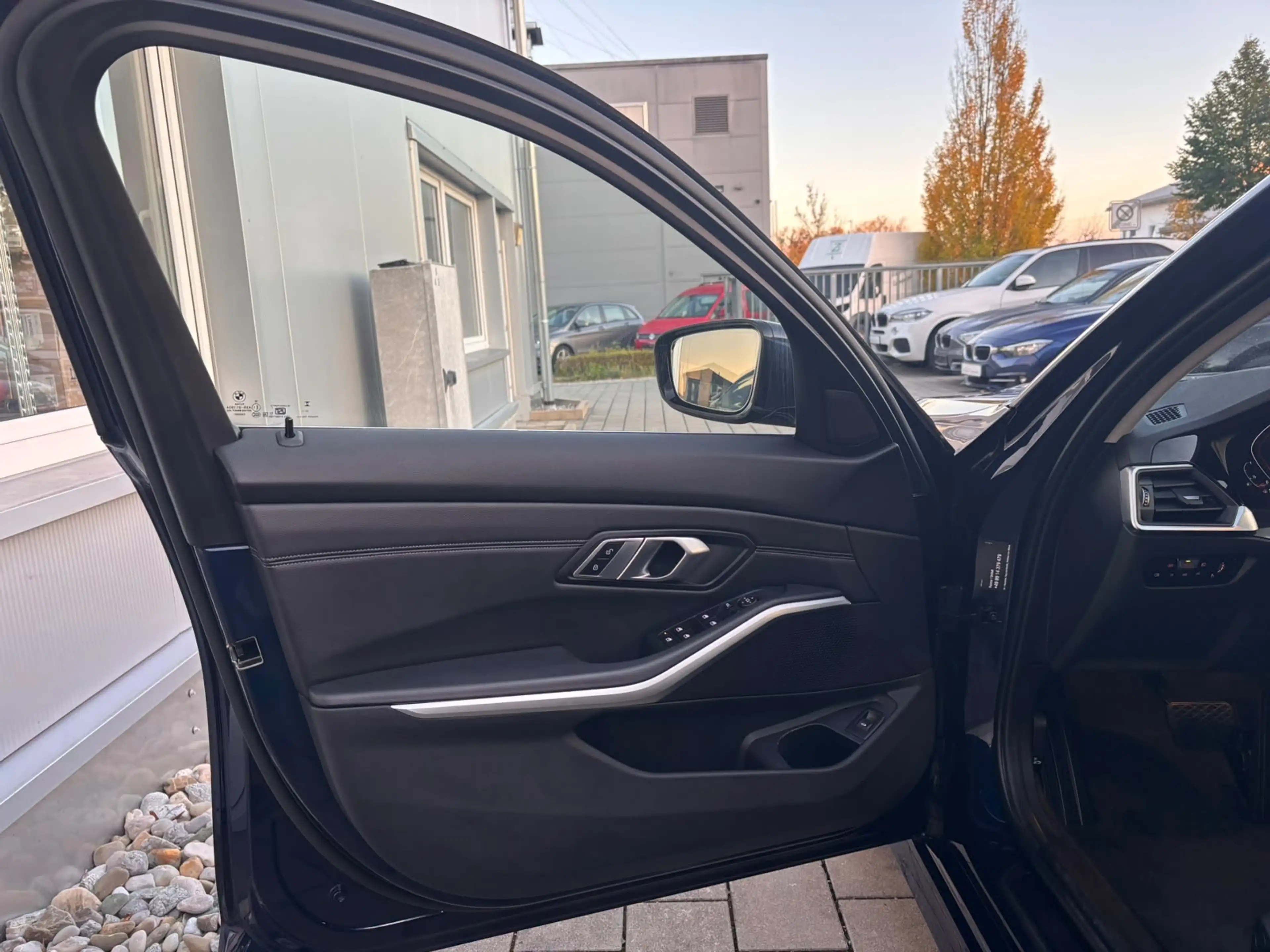 BMW 320 320i Advantage — photo 11