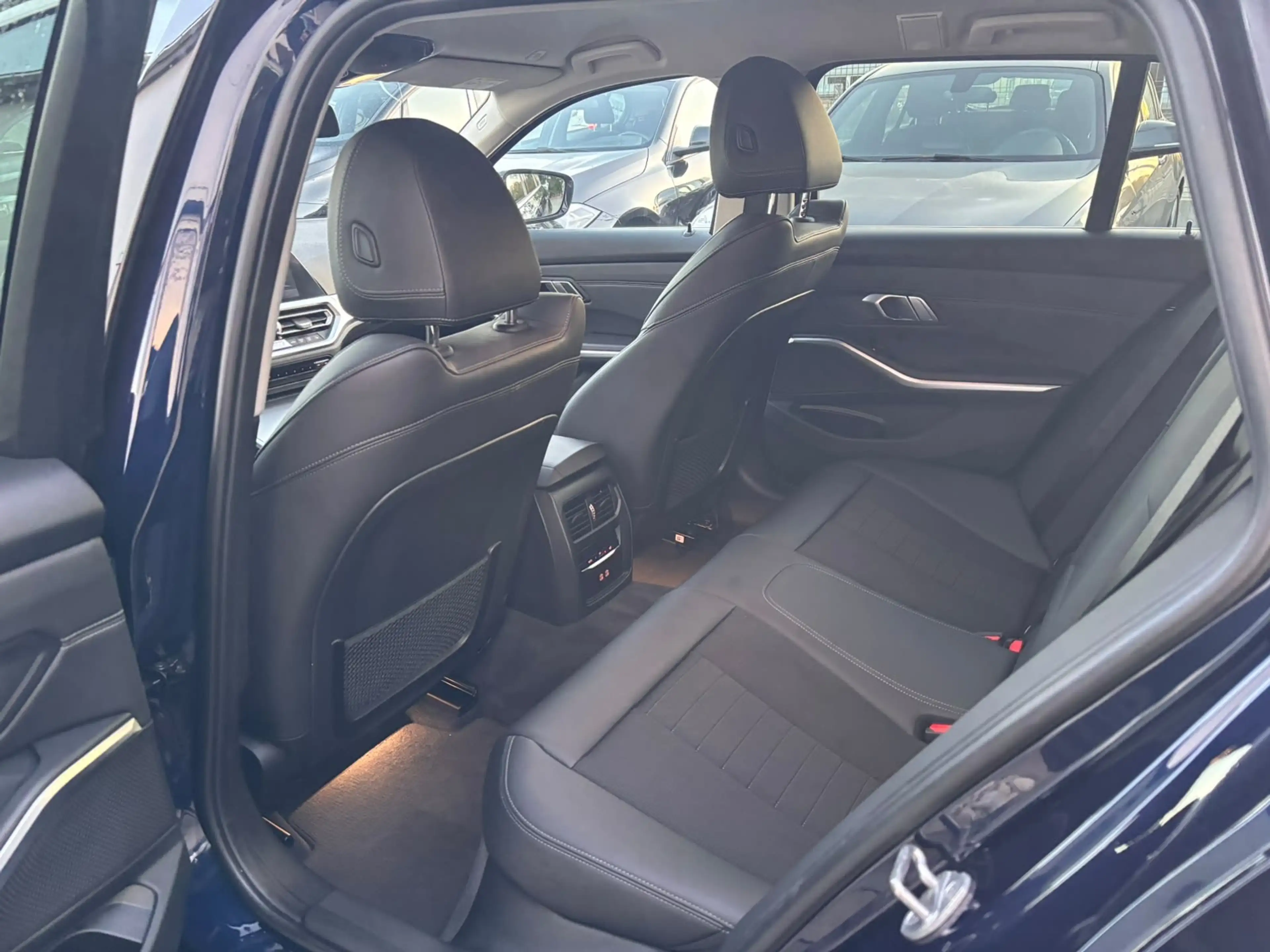 BMW 320 320i Advantage — photo 9