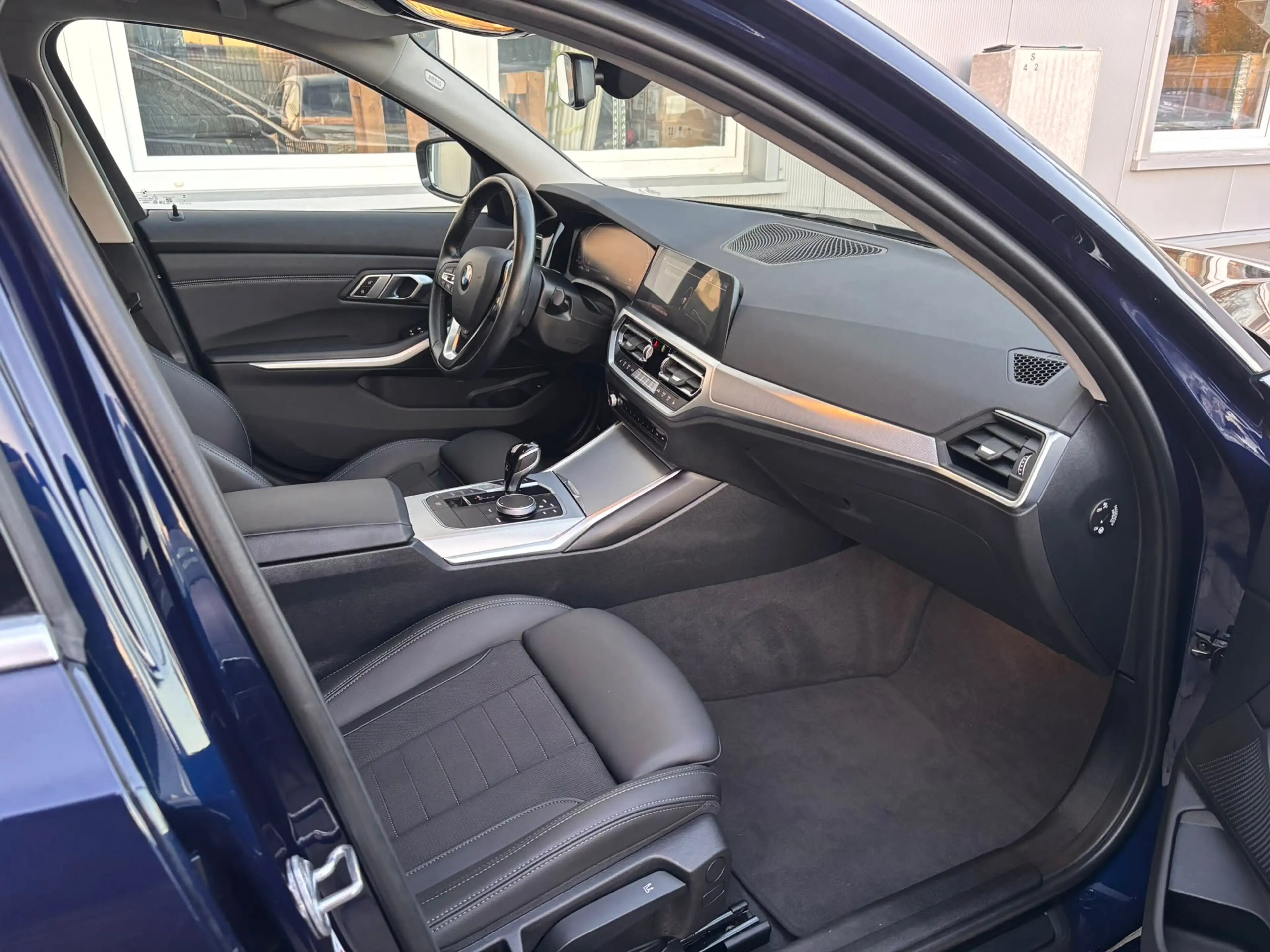 BMW 320 320i Advantage — photo 8